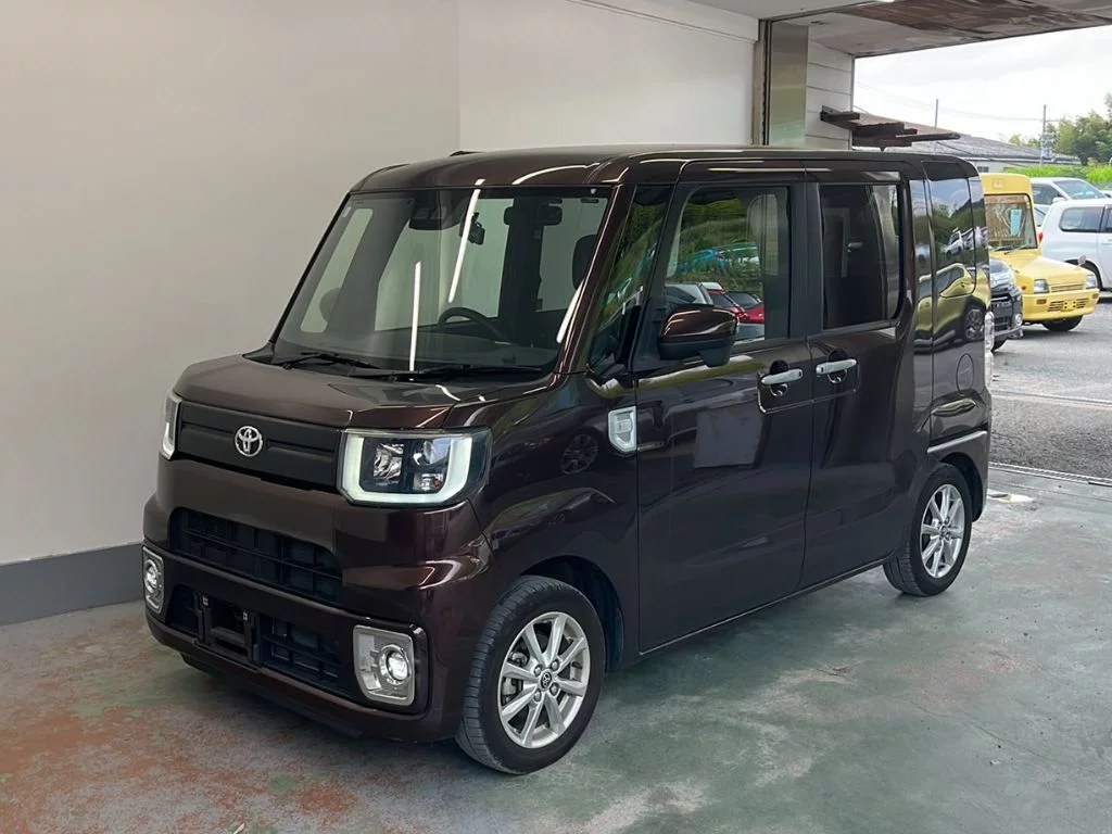 Toyota Pixis Mega LA700A 2022
